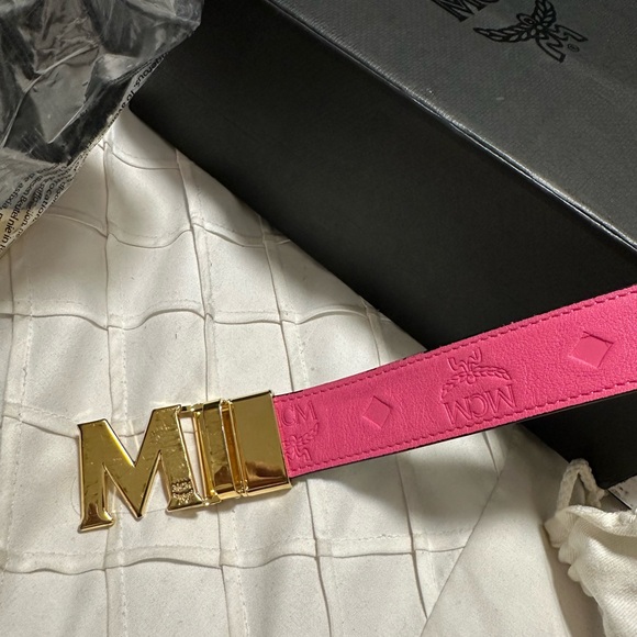 MCM Reservable belt black and pink sides with gold accent. - Picture 4 of 6